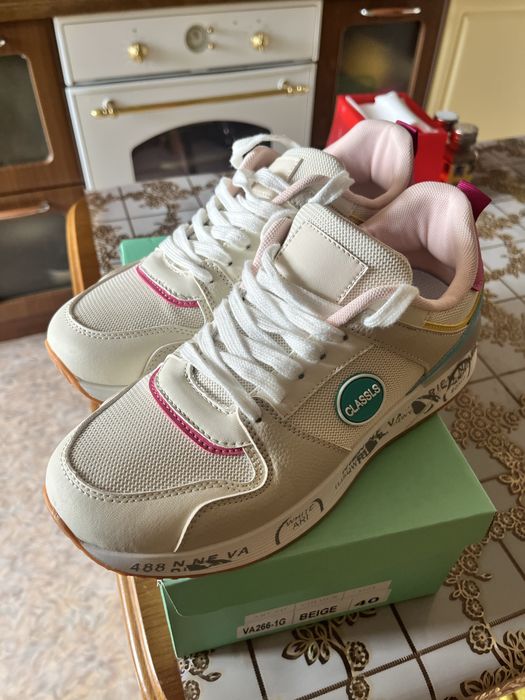 Кроссовки женские