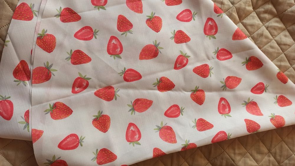 Obrus okrągły Sinsay 150cm w truskawki plamoodporny