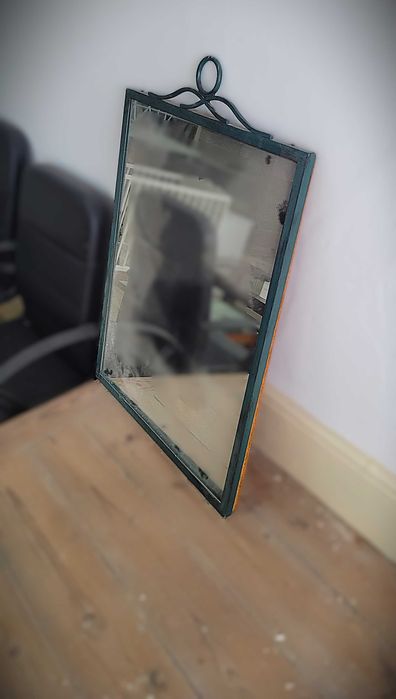 Espelho em moldura de metal