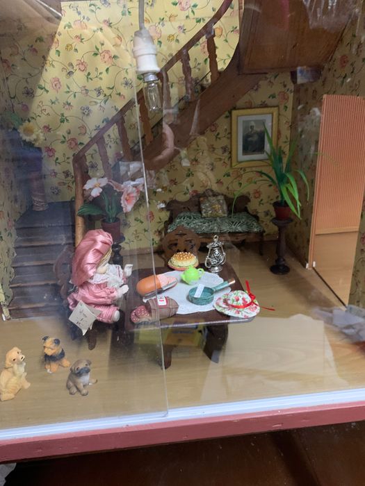 Casa de Bonecas Vintage com recheio, Bonecas e Móveis em miniatura