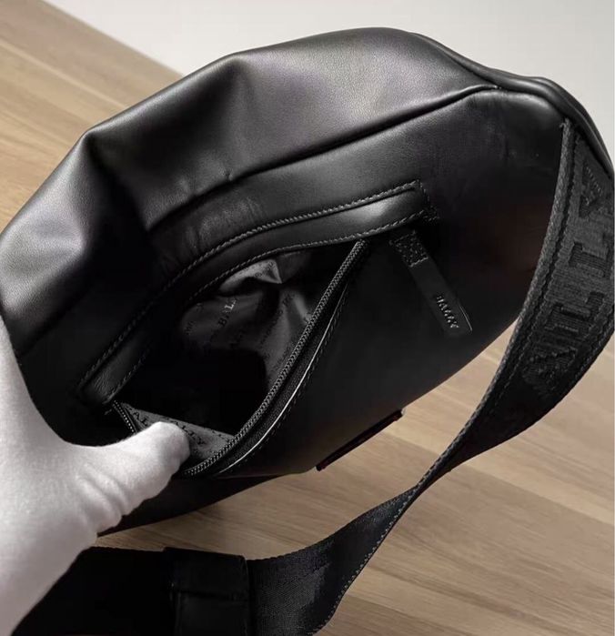 Шкіряна бананка bally поясна сумка