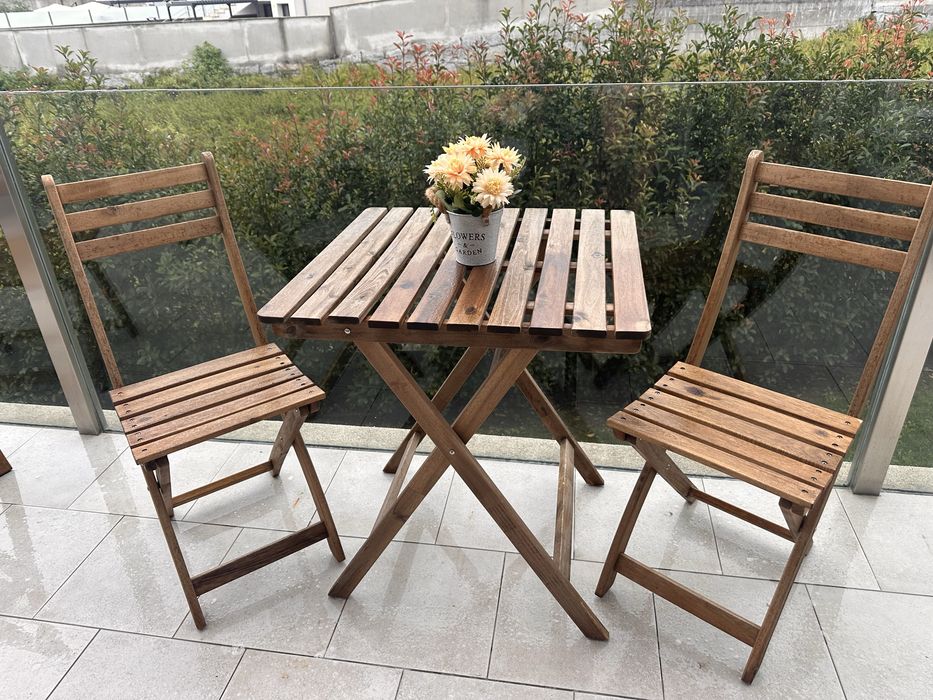 Conjunto de mesa com 2 cadeiras