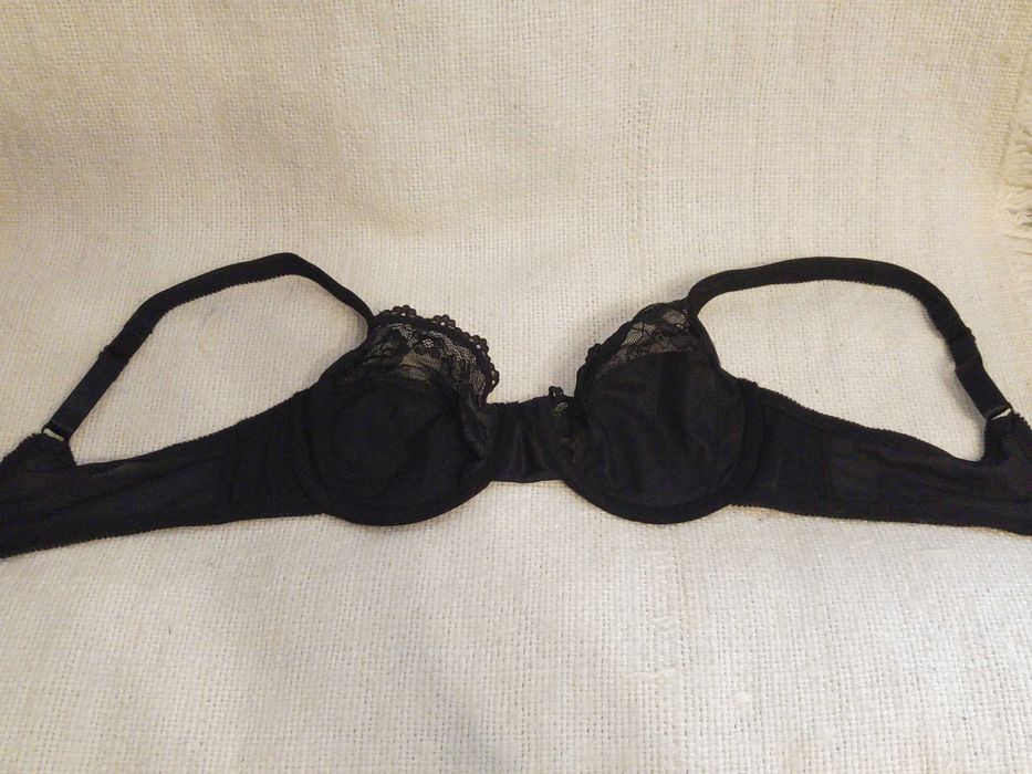 biustonosz w kolorze czarnym