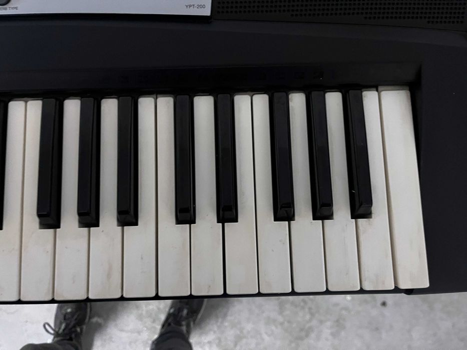 Vendo Órgão/ Teclado Yamaha YPT-200 com suporte incluído