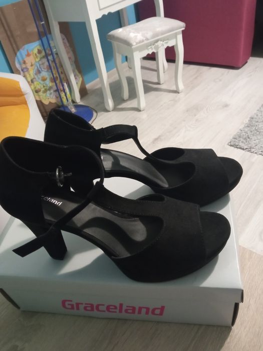 Buty czarne  na obcasie