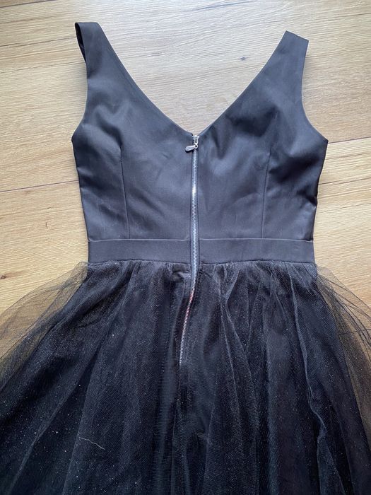 Czarna sukienka z brokatowym tiulem