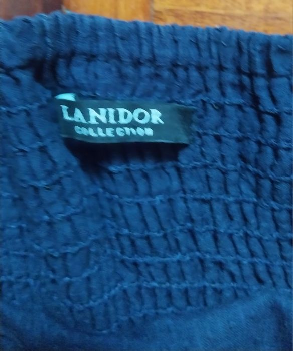 Vestido de verão azul escuro, sem alças.