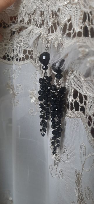 Сережки довгі, чорні,
