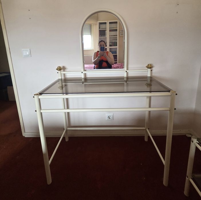 Cama Casal com colchão + 2 mesinhas cabeceira + Toucador com espelho