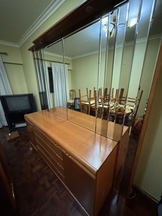 Conjunto de Mobília em Madeira Maciça de Cerejeira