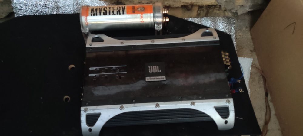 Продам усилитель  JBL