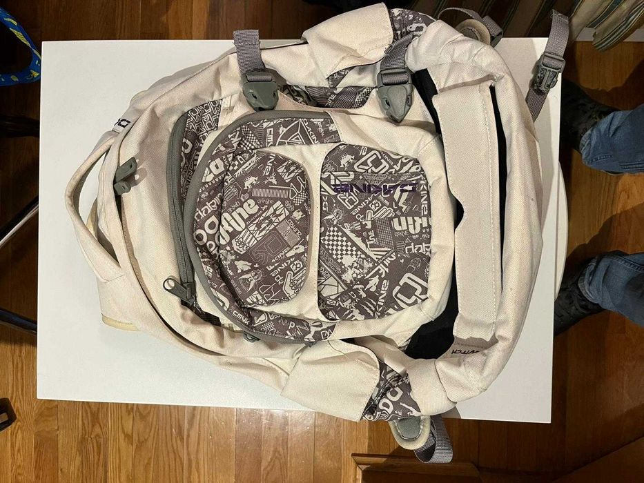 Mochila Dakine com porta skates e usada uma vez