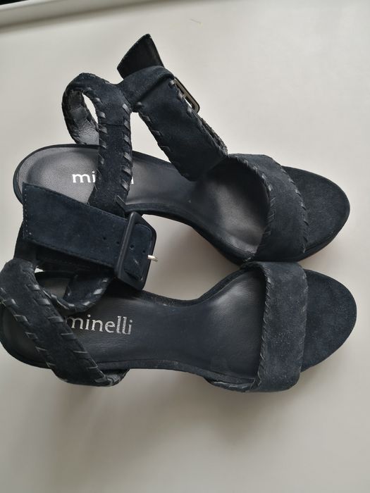 Нові замшеві босоніжки на каблуку