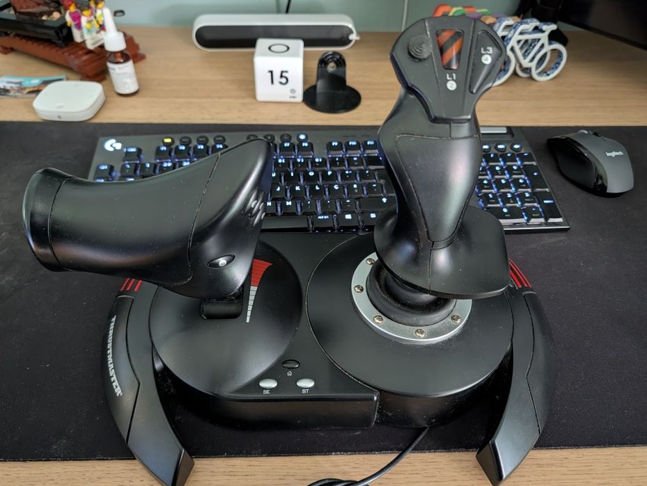 Joystick THRUSTMASTER com pedais