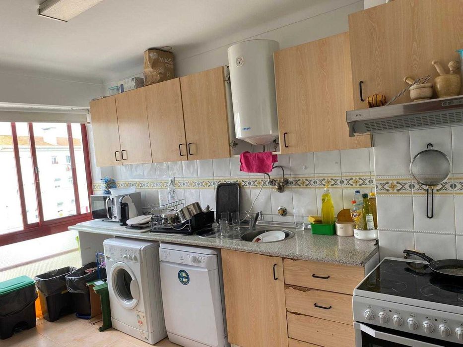 Aluga-se quarto individual