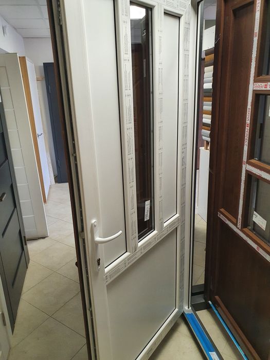 Двері вхідні металопластикові, двері пластикові