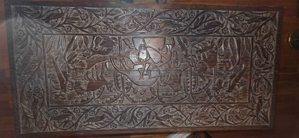 Vendo arca em madeira trabalhada em alto e baixo relevo, proveniente de Moçambique, com ferragens, em bom estado