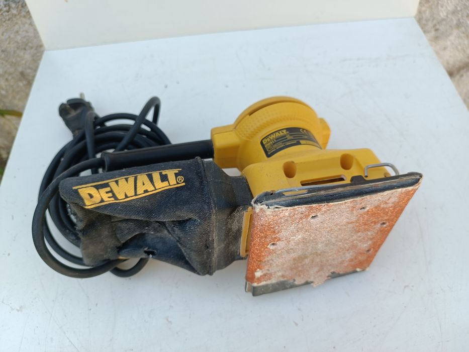 Lixadeira orbital DeWALT - modelo Dw411