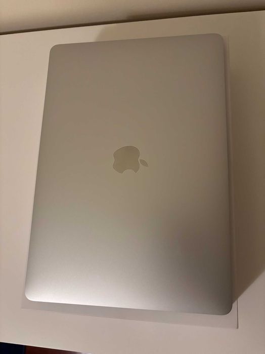 Macbook Air M1 8GB + Apple Mouse + Apple Keyboard