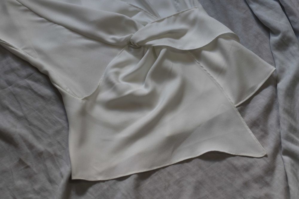 Blusa silhueta assimétrica com detalhe de nó