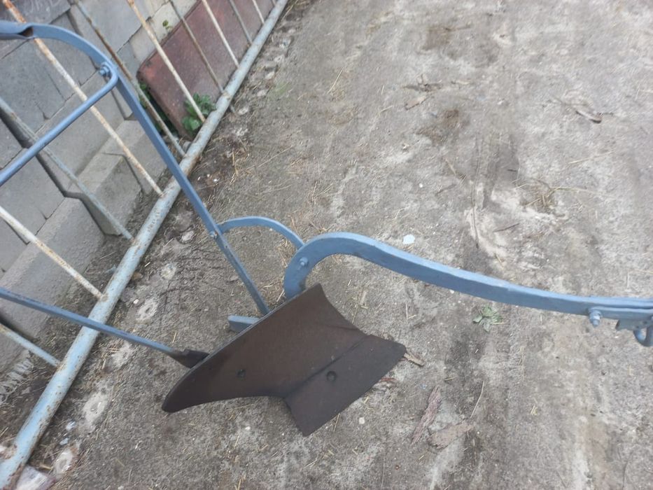 Продам два кіних плуги в робочому стані