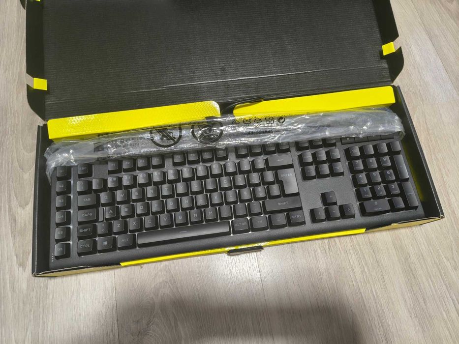 Teclado Gaming Corsair K55 RGB PRO - Layout Português (PT) - Como Novo