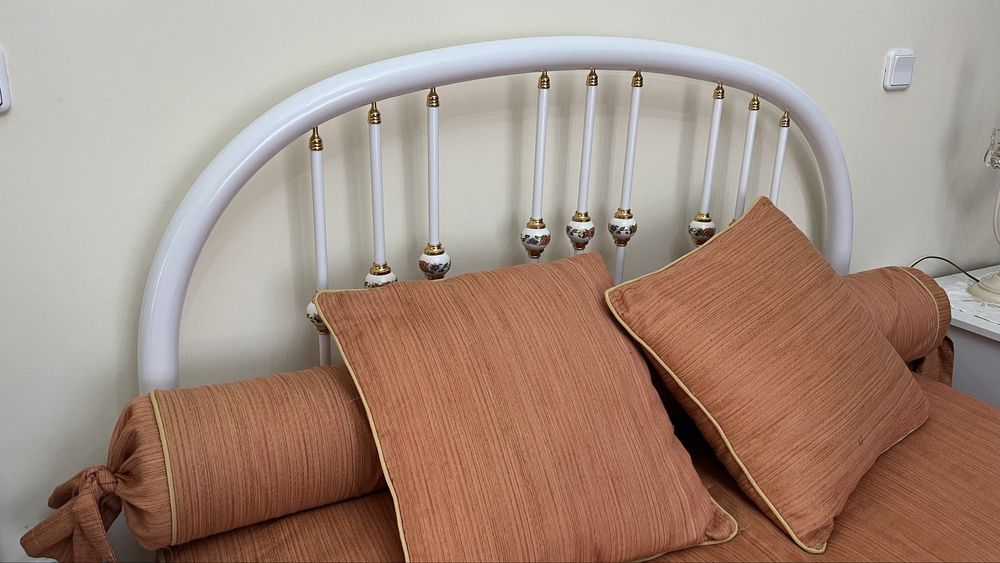 Conjunto de quarto [cama, cómoda, 2 mesas de cabeceira]