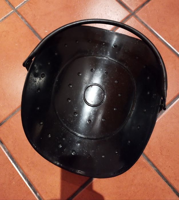 Cesto metálico pintado para lenha