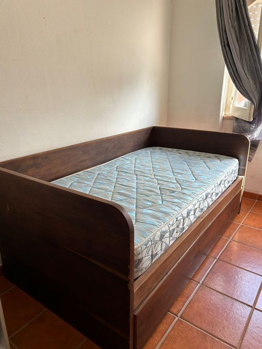 Cama dupla de madeira