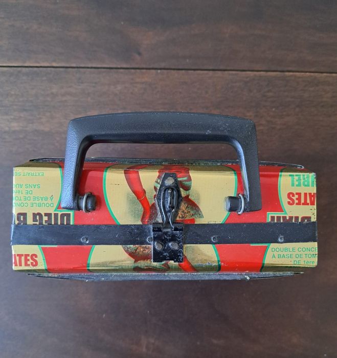 Mala de metal africana com matérias reciclados .