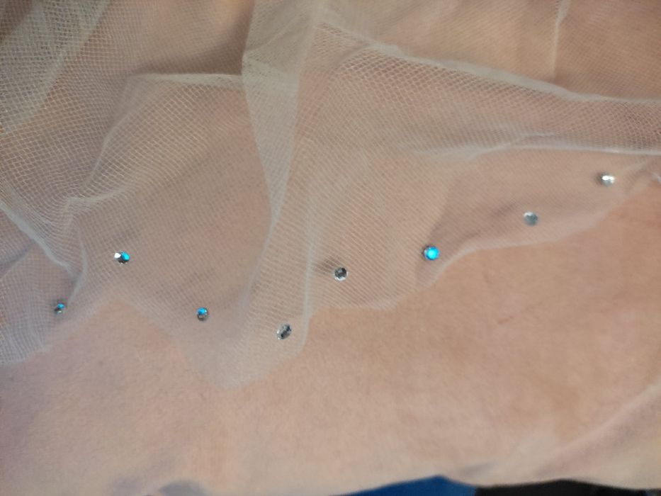 Фата білого та молочних кольорів