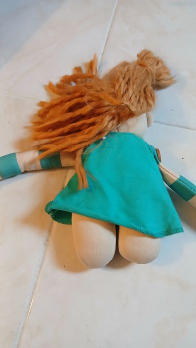Peluche pequeno com braços largos.