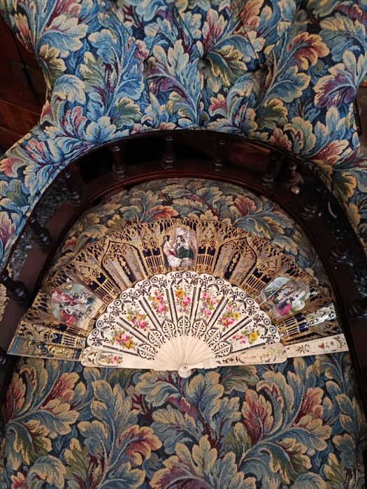 Leque Nobre pintado à mão Ouro e folha de prata séc XIX 27 cm