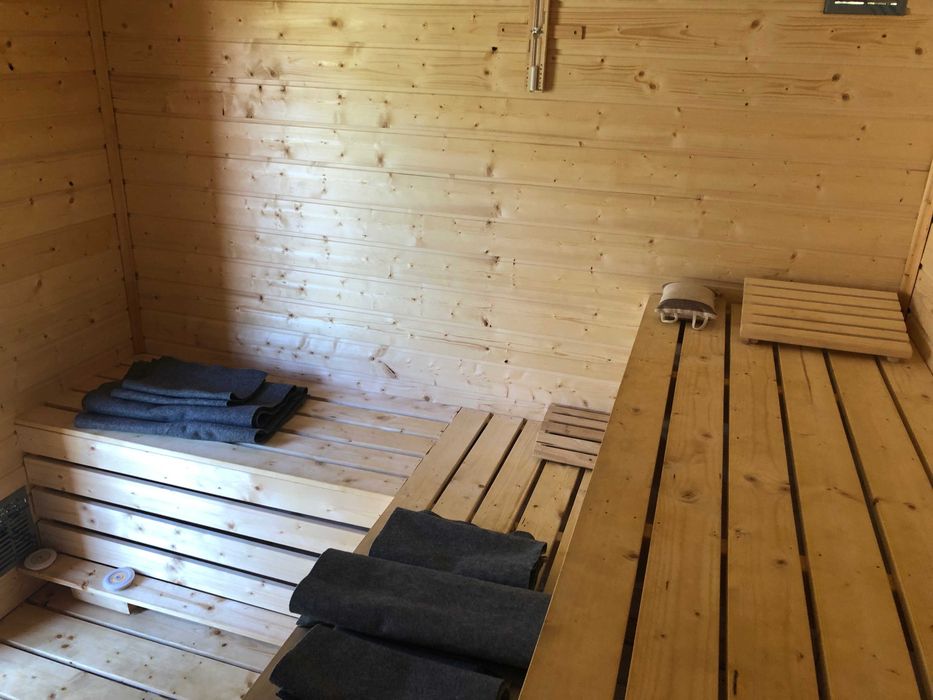 Domek drewniany z sauną i balią na wsi