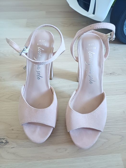 Buty na słupku, obcasy