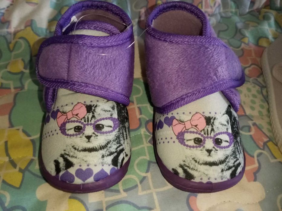 Pantufas e sapatos novos menina