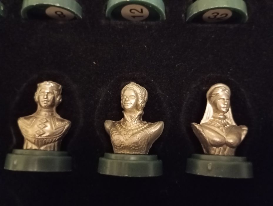 Tabuleiro de damas com peças em metal e tema de mouros vs cristãos