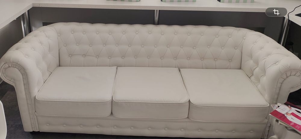 Sofa Chesterfield biała – elegancka, 3-osobowa | stan jak nowa