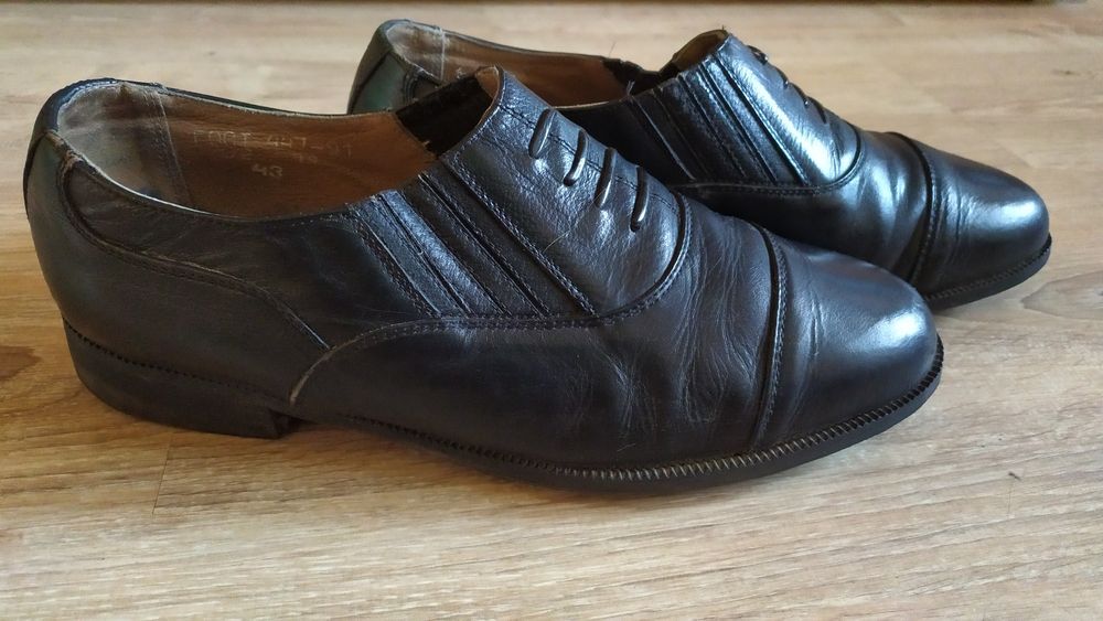 Чоловічі шкіряні туфлі.