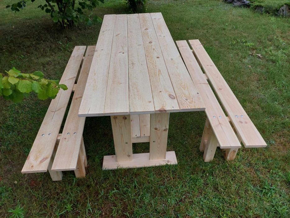 Stół wraz z ławkami