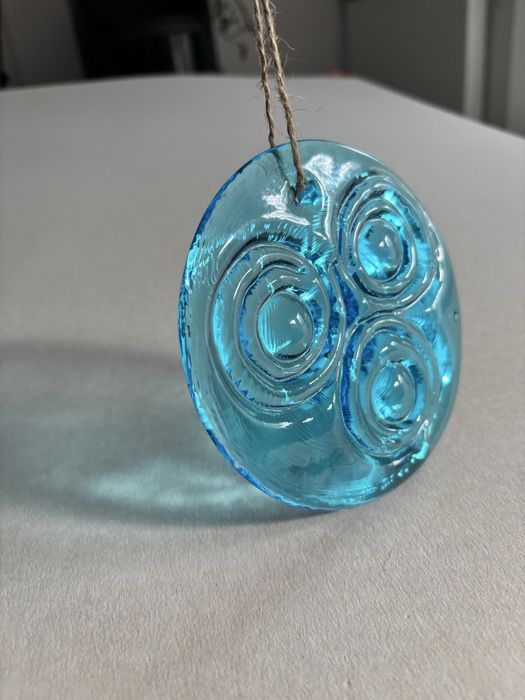 Medalion szklany PRL Ząbkowice turkusowy 12 cm | szkło artystyczne vintage