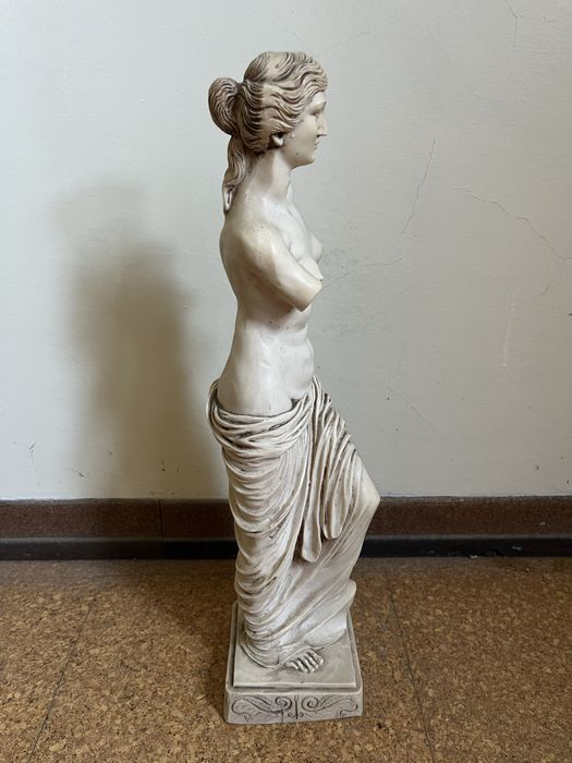 Escultura Feminina Clássica