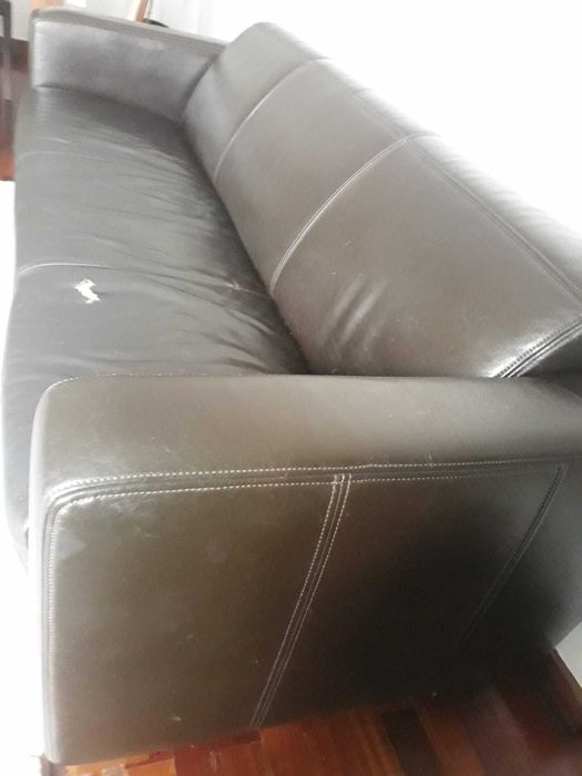 BOA OPORTUNIDADE: um sofá castanho - pele à sua espera!