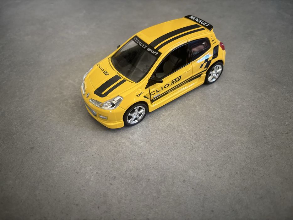 Model Uni Fortune skala 1/32 Renault Clio 3 RS pull back