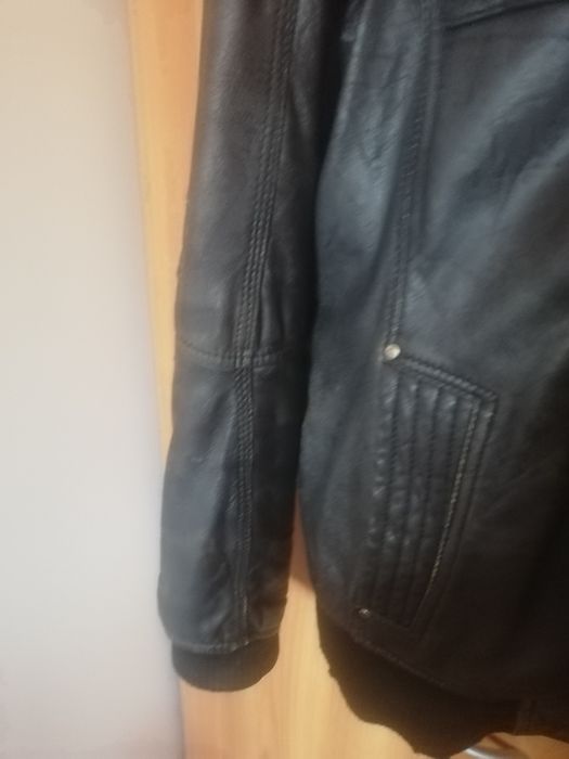 Blusão em pele, em perfeitas condições. Preto