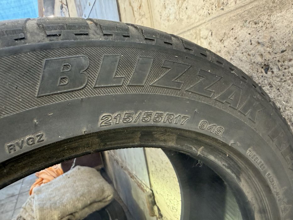 215/55/17 94s blizzak revo gz Bridgestone