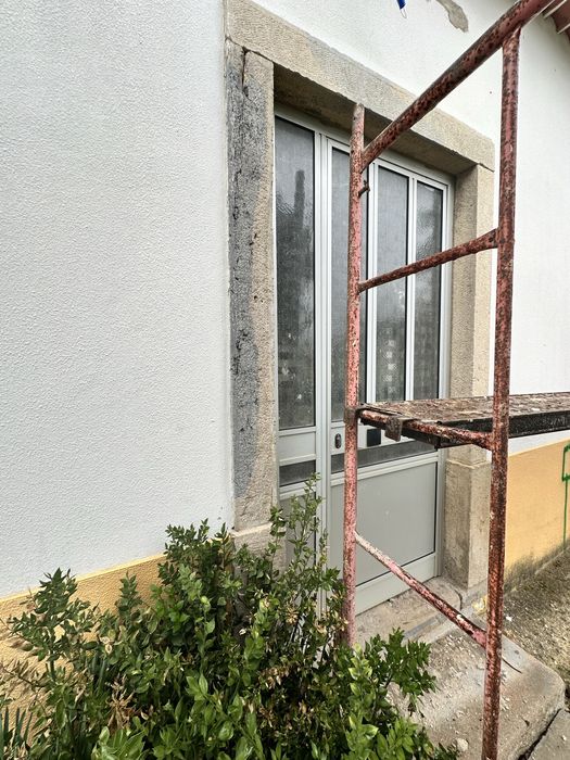 Porta de alumínio com painel fixo