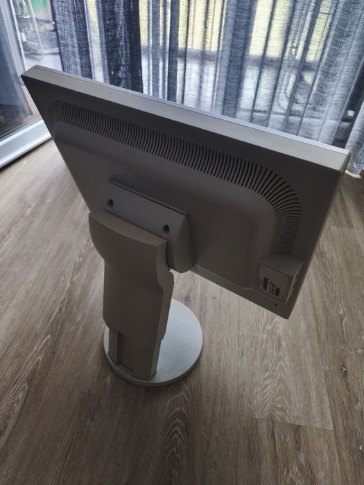 Monitor antigo + cabos