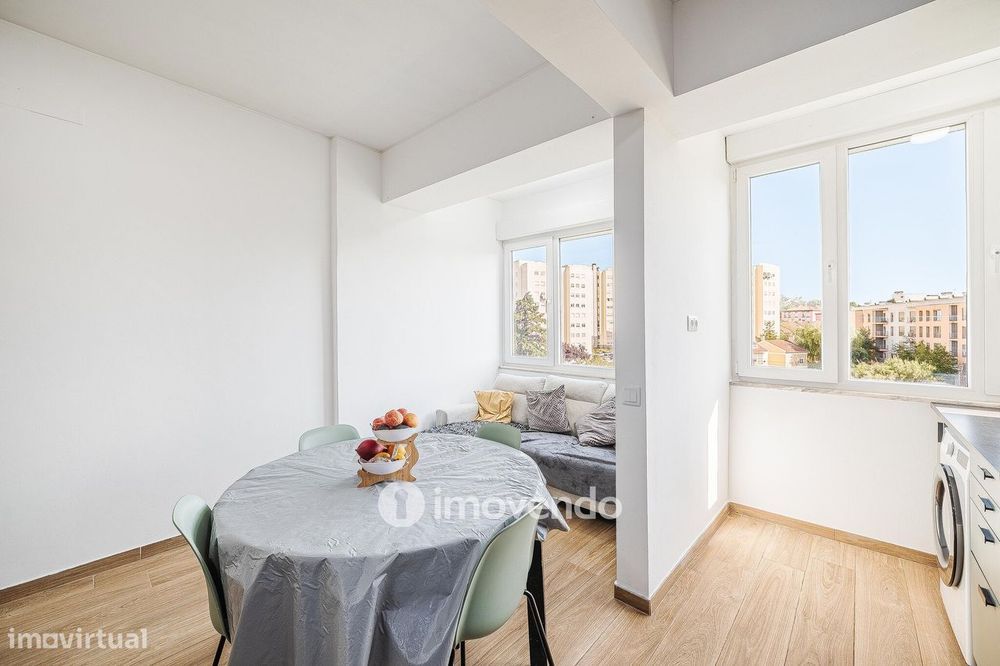 Apartamento T2 remodelado, com cozinha equipada, em Benfica