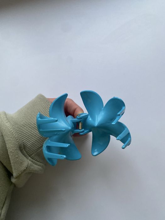 Klamra kwiatek niebieski